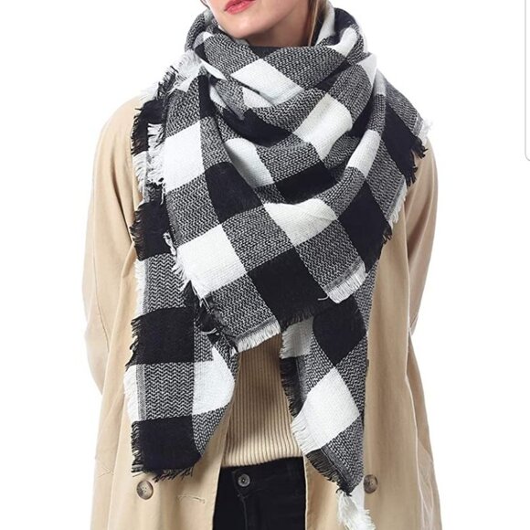 Checker White / Black Blanket Scarf - Picture 2 of 4